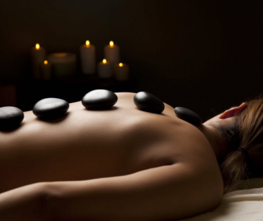 Massage Đá Nóng Là Gì và Tại Sao Bạn Nên Thử?
