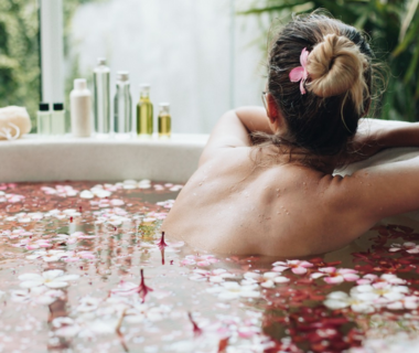 Lợi Ích Của Việc Ngâm Bồn Tắm Và Những Ai Cần Lưu Ý Khi Thực Hiện