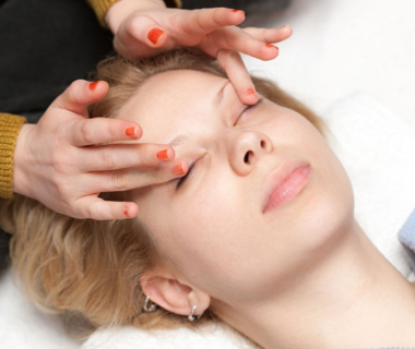 Phương Pháp Massage Giảm Nếp Nhăn Vùng Mắt Hiệu Quả