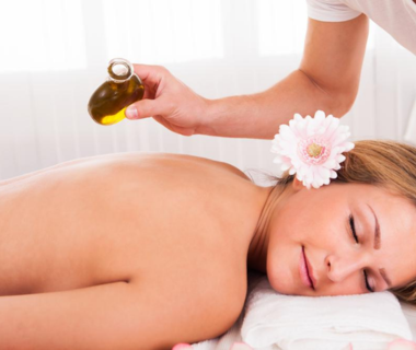 Massage Tinh Dầu Trị Liệu Là Gì Và Có Lợi Ích Gì Cho Sức Khỏe Tổng Thể?